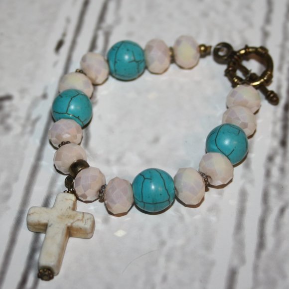 Beautiful cream crystal and turquoise beaded bracelet with howlite cross - Picture 1 of 4